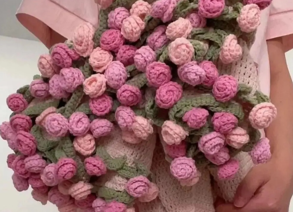 Букеты из вязаных цветов. Красота, которая не увядает.